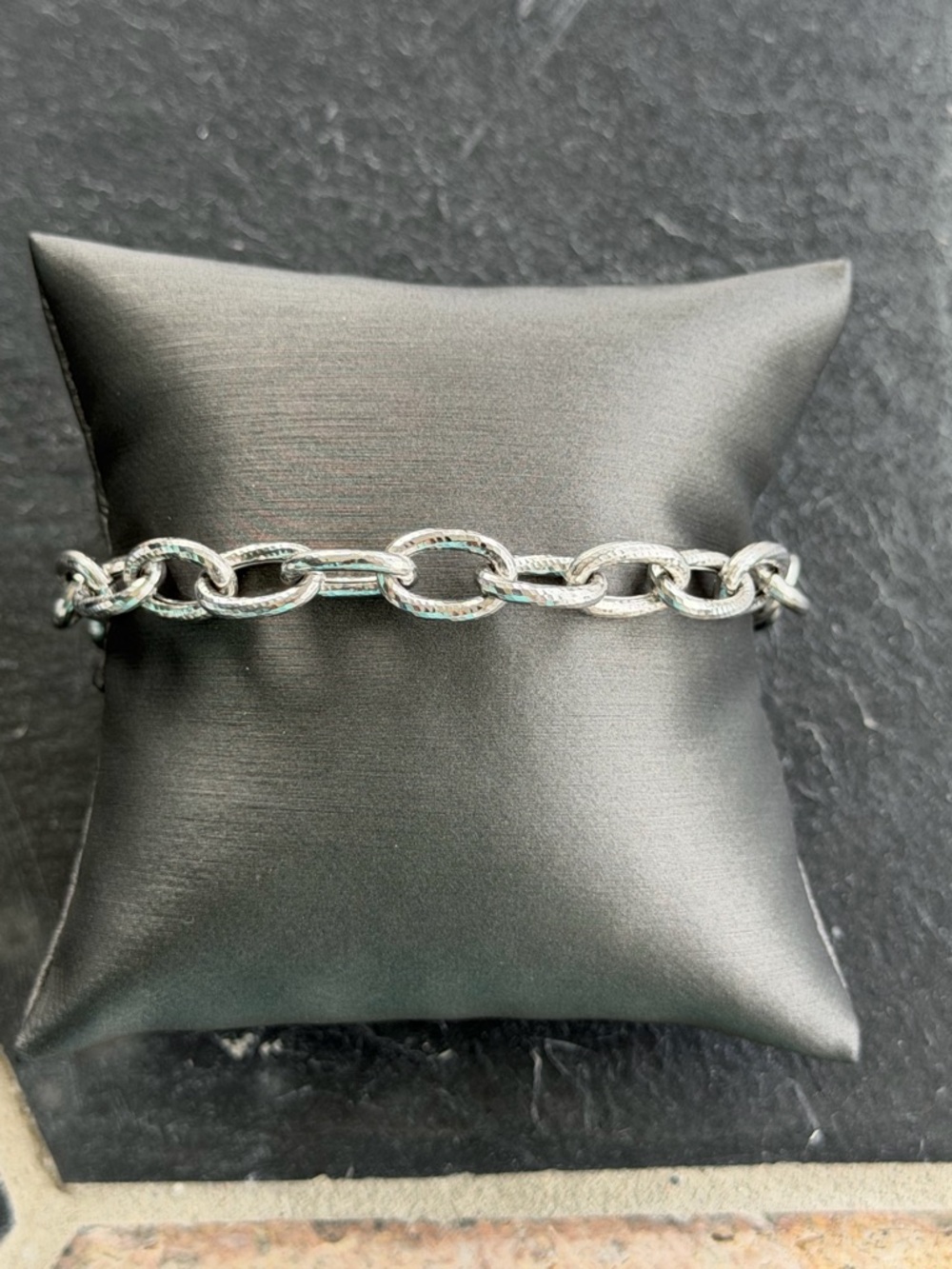 14kt White Gold Textured Oval Link Chain Bracelet 7.25” long
